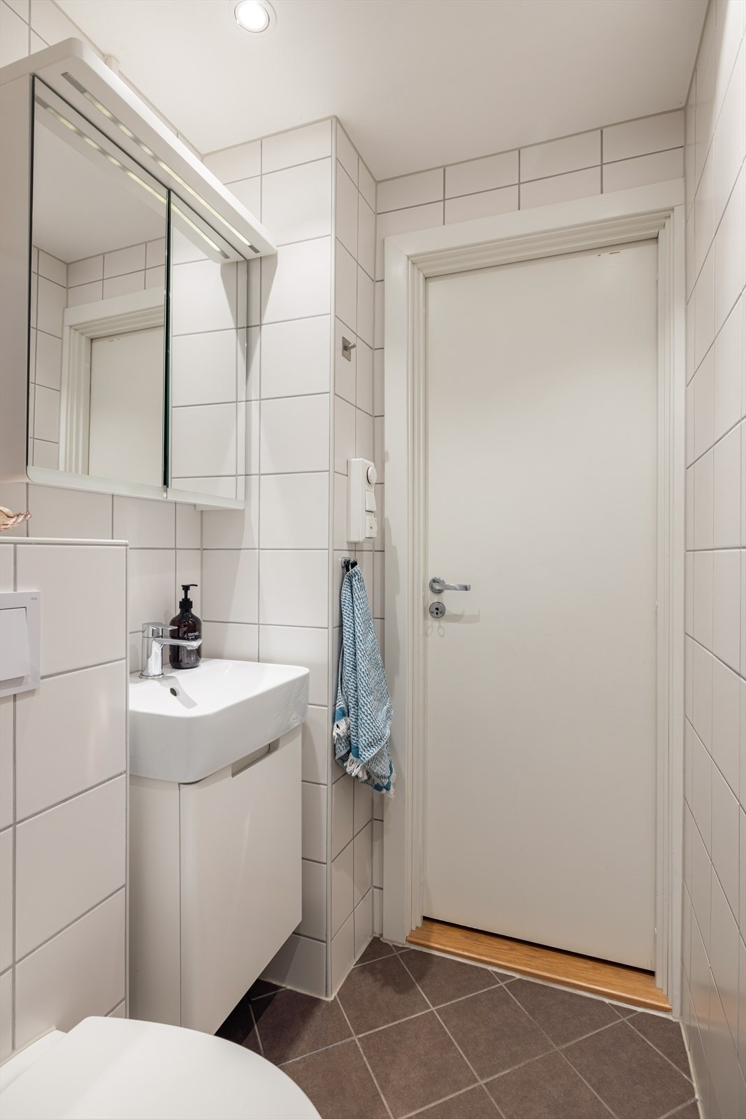 Det er gulvvarme og led-downlights i himlingen på badet. Galleribilde