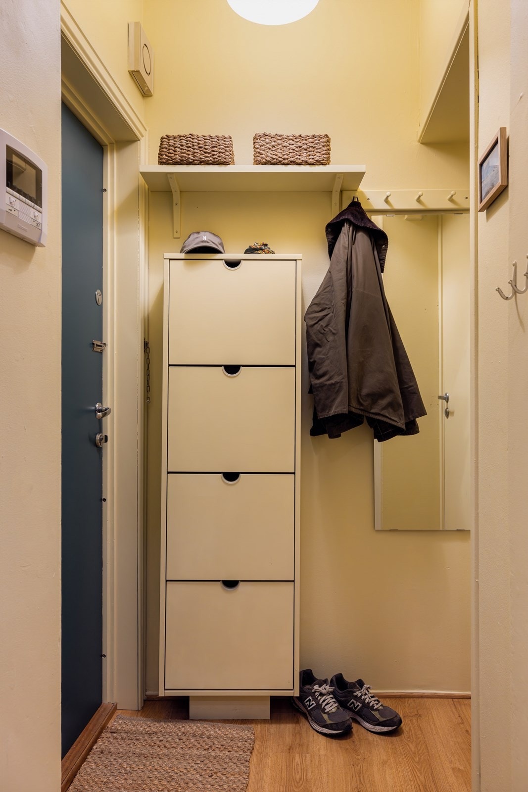 Innbydende entré med plass til å henge fra seg ytterjakker og plassere sko. Galleribilde