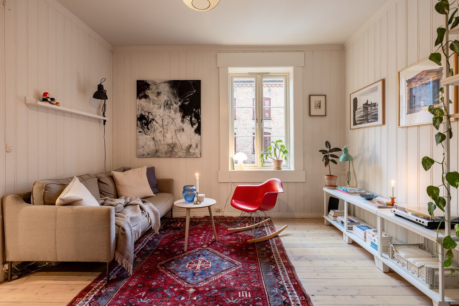 Stuen er det naturlige midtpunktet i leiligheten. Her har du klassiske detaljer som dype vinduskarmer, originale tregulv, teglstein og god takhøyde. Galleribilde