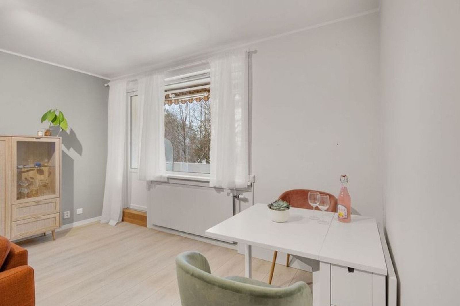 I stuen er det godt med naturlig lys og det er plass til egen spisegruppe Galleribilde