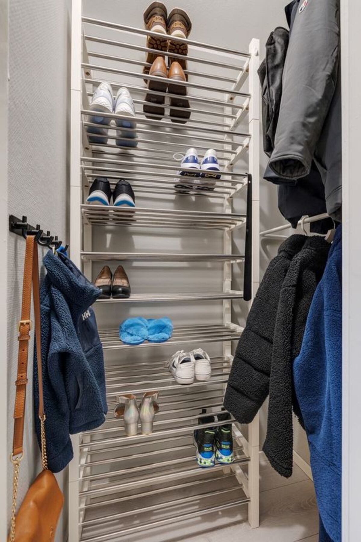 God plass til oppbevaring av sko og ytterklær i innvendig bod/kott Galleribilde