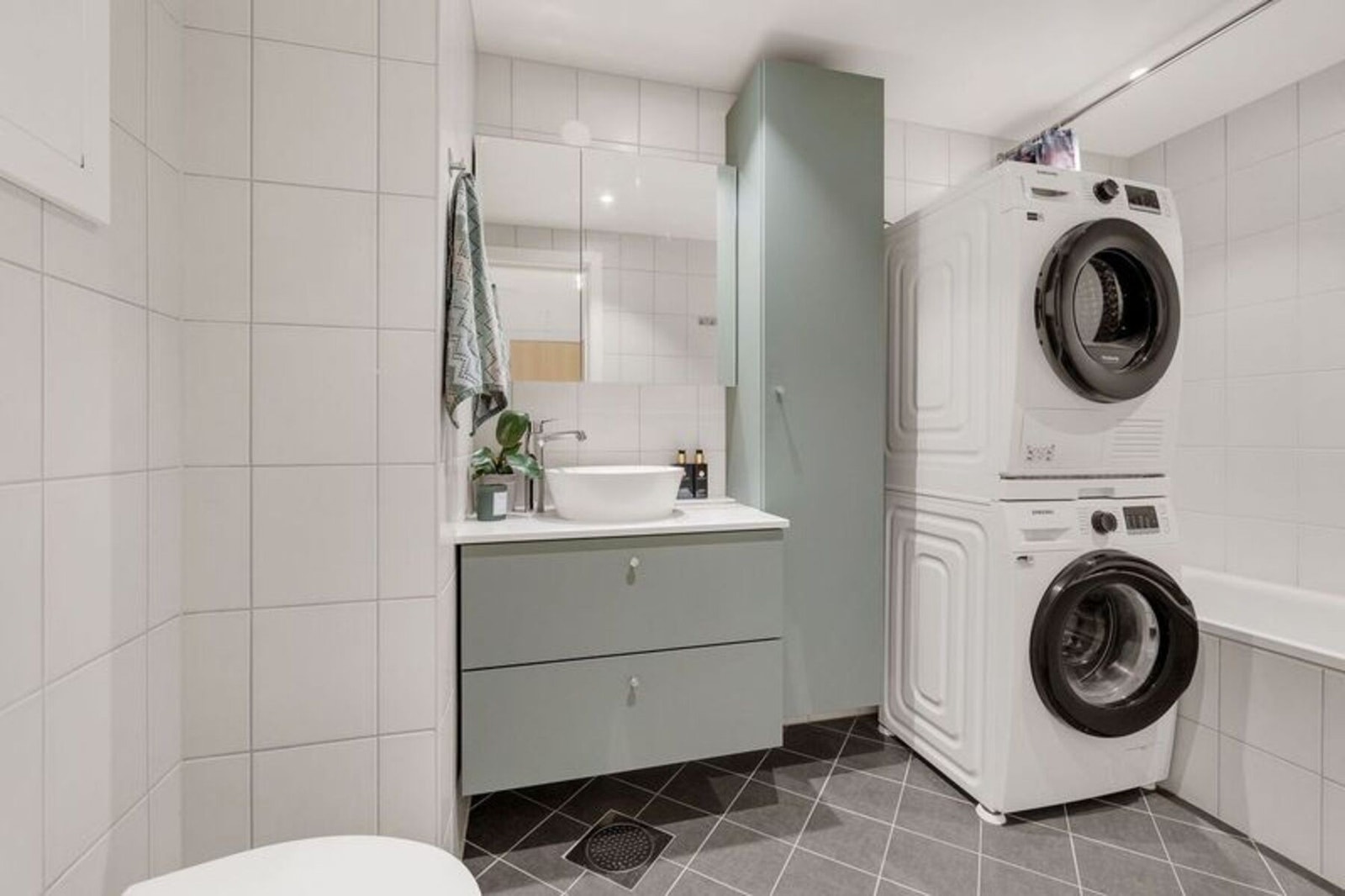 Stilig og moderne flislagt bad med delikate fargevalg. Galleribilde
