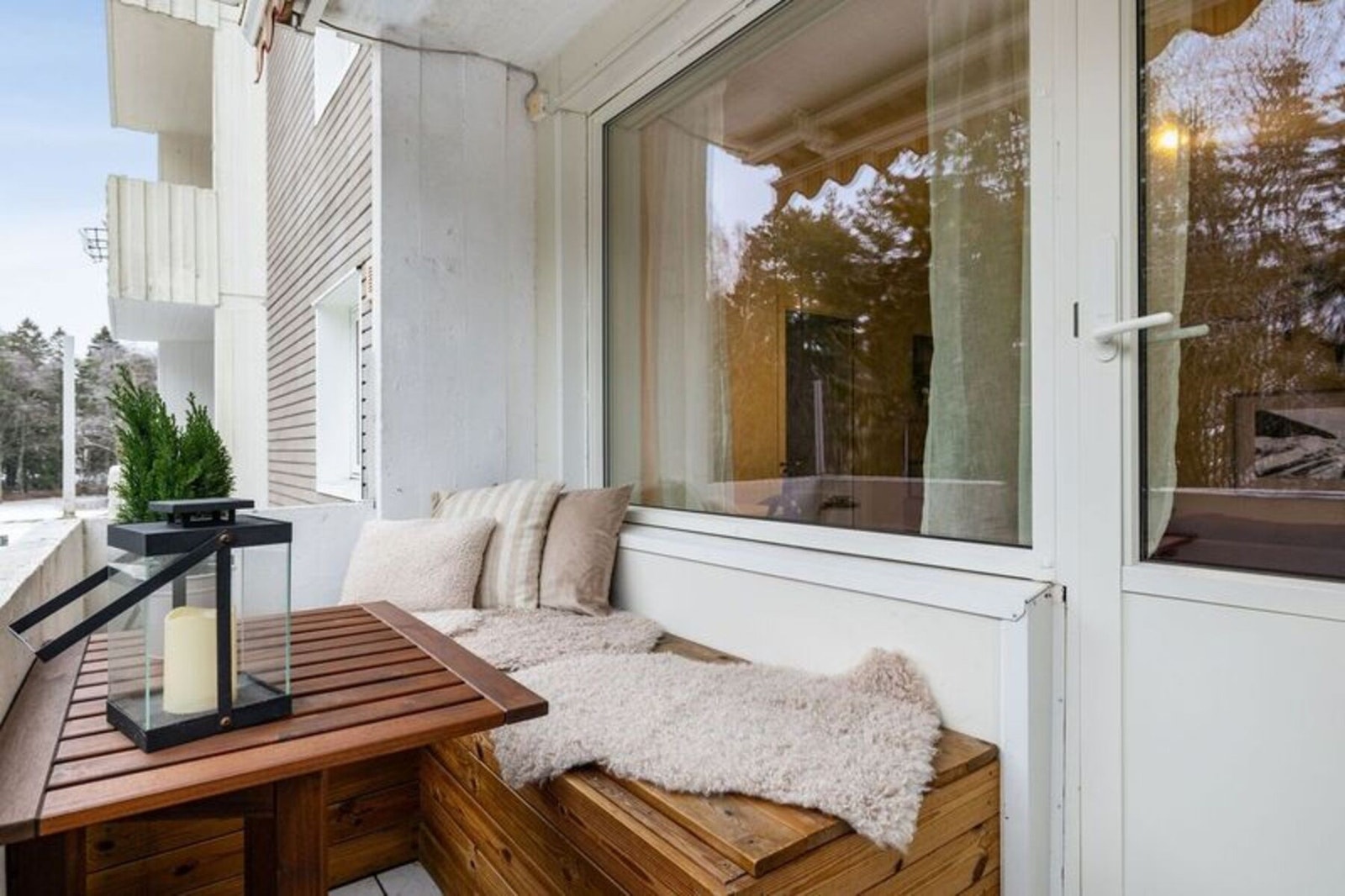 Flott balkong med plass til sittegrupper, grill og beplantning. Galleribilde