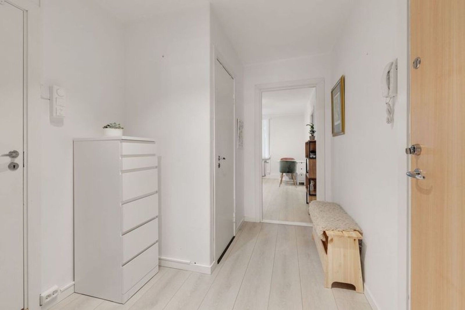 Lys og innbydende entré tilknyttet kott med gode oppbevaringsmuligheter Galleribilde