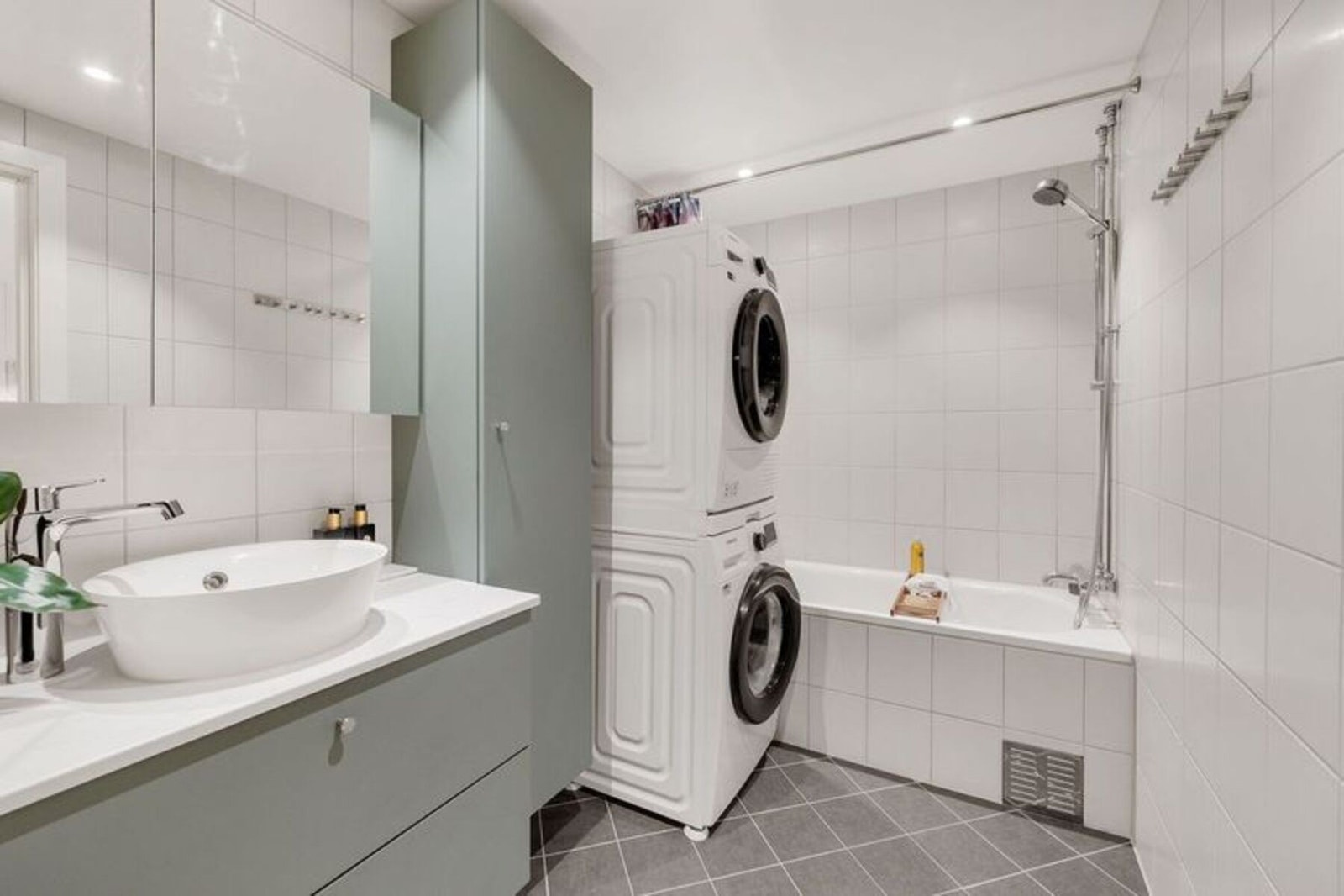 Det er opplegg for både vaskemaskin og tørketrommel på badet Galleribilde