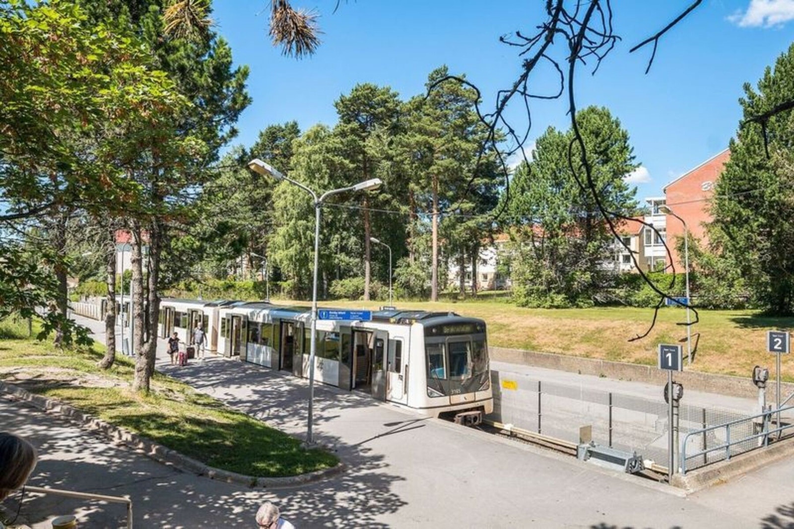 Bergkrystallen t-banestasjon ligger i umiddelbar nærhet med hyppige avganger til øst og vest Galleribilde
