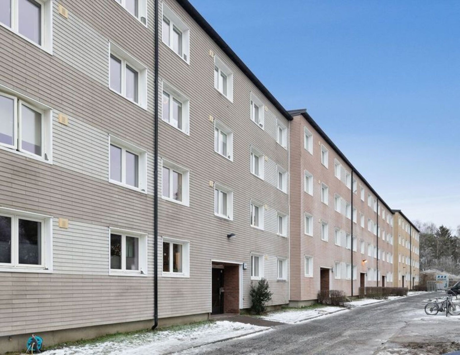 Leiligheten ligger i et meget sentralt, rolig og veletablert boligområde i byggets 2.etasje Galleribilde