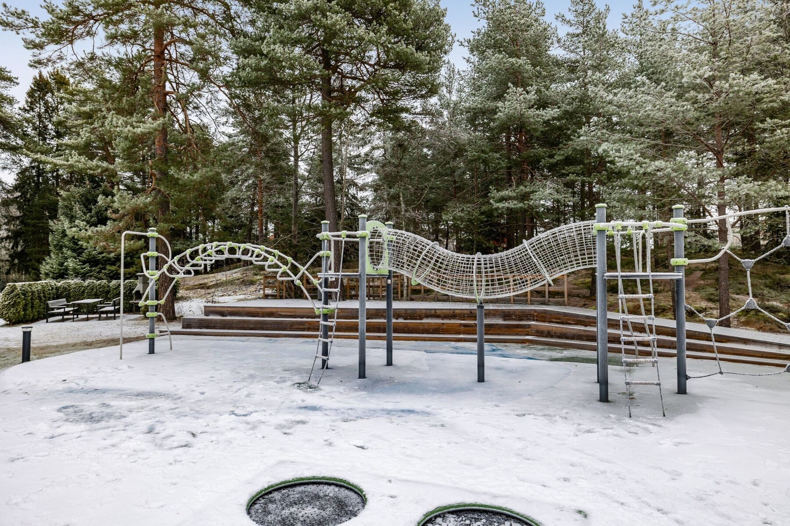 Hyggelige uteområder for både store og små. Lysløype 50 meter fra leiligheten Galleribilde