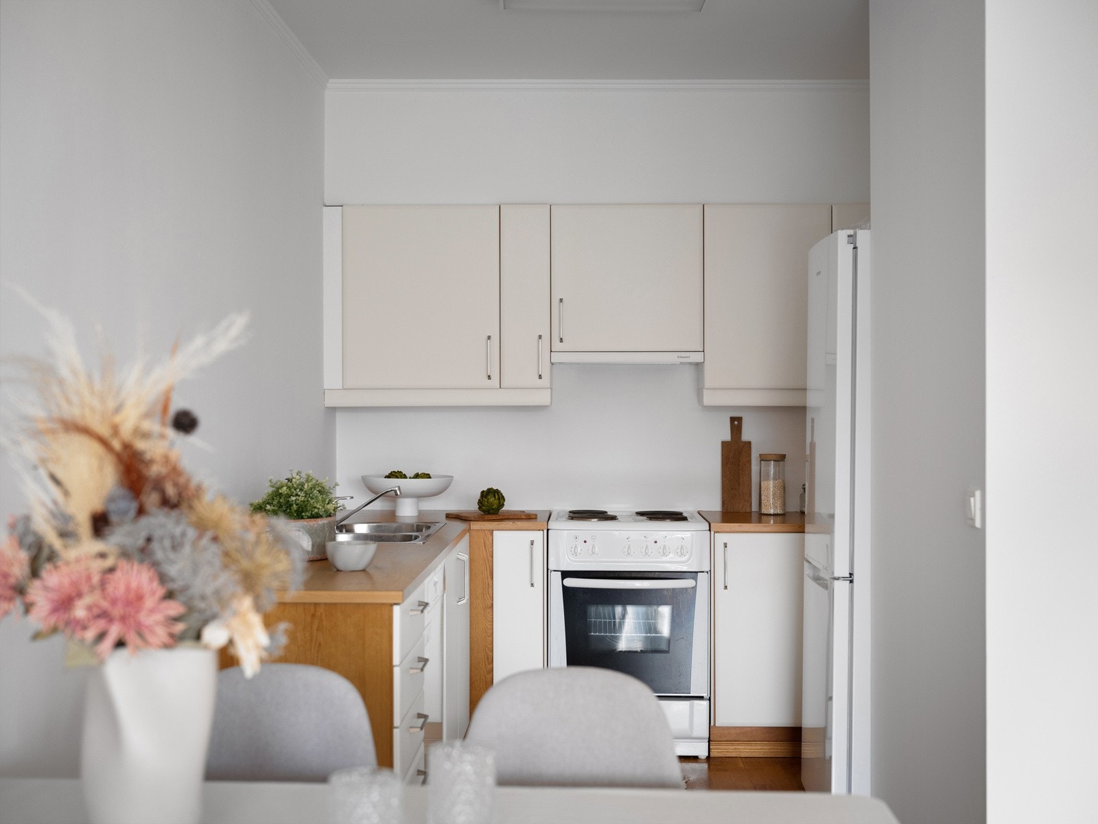 Pent kjøkken med frittstående hvitevarer Galleribilde