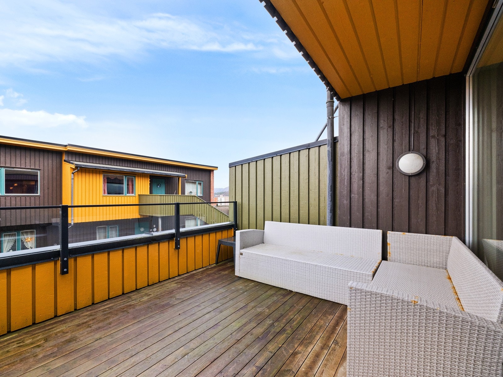 Her er det god plass til utemøbler og grill Galleribilde