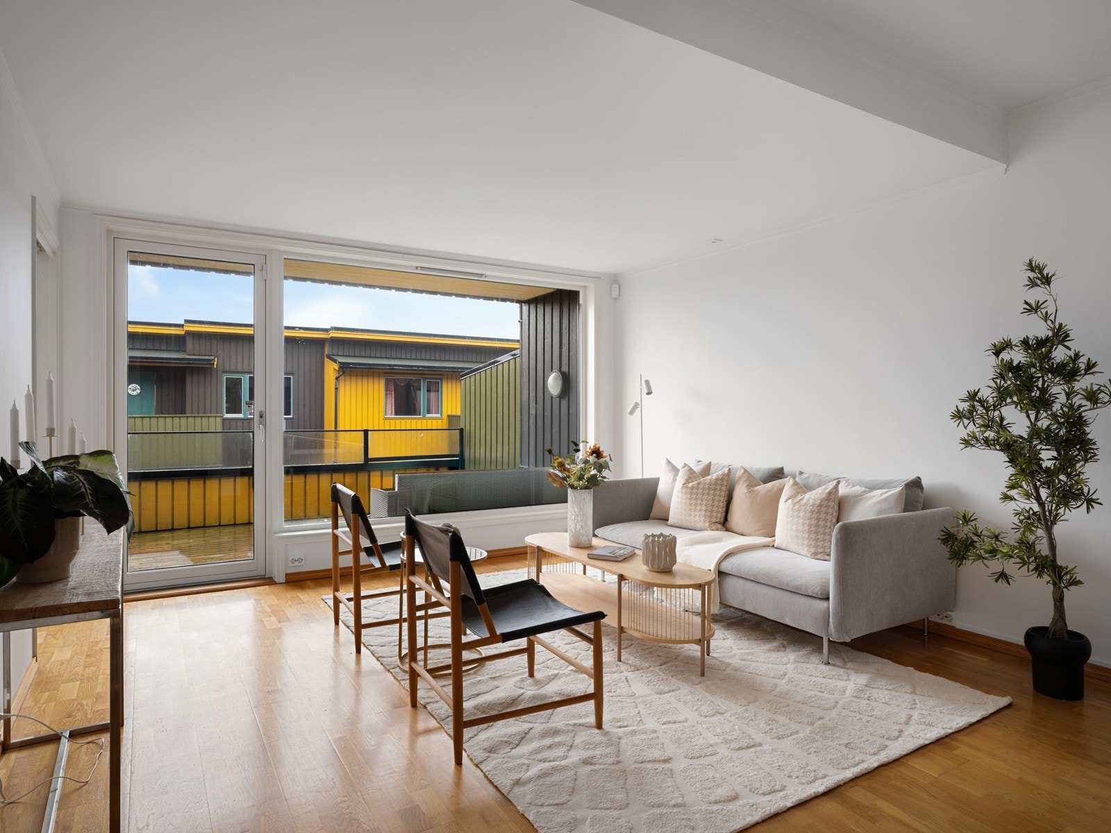 Lys og pen stue med store vindusflater Galleribilde