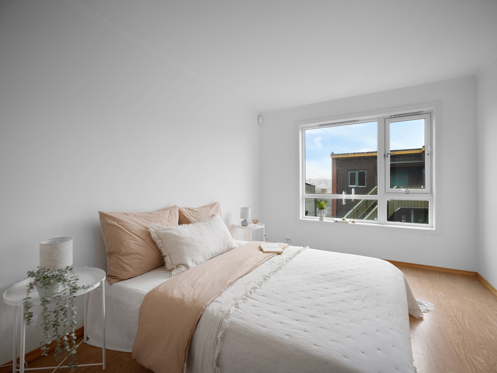 Romslig soverom med god plass til dobbeltseng og graderobeløsning Galleribilde