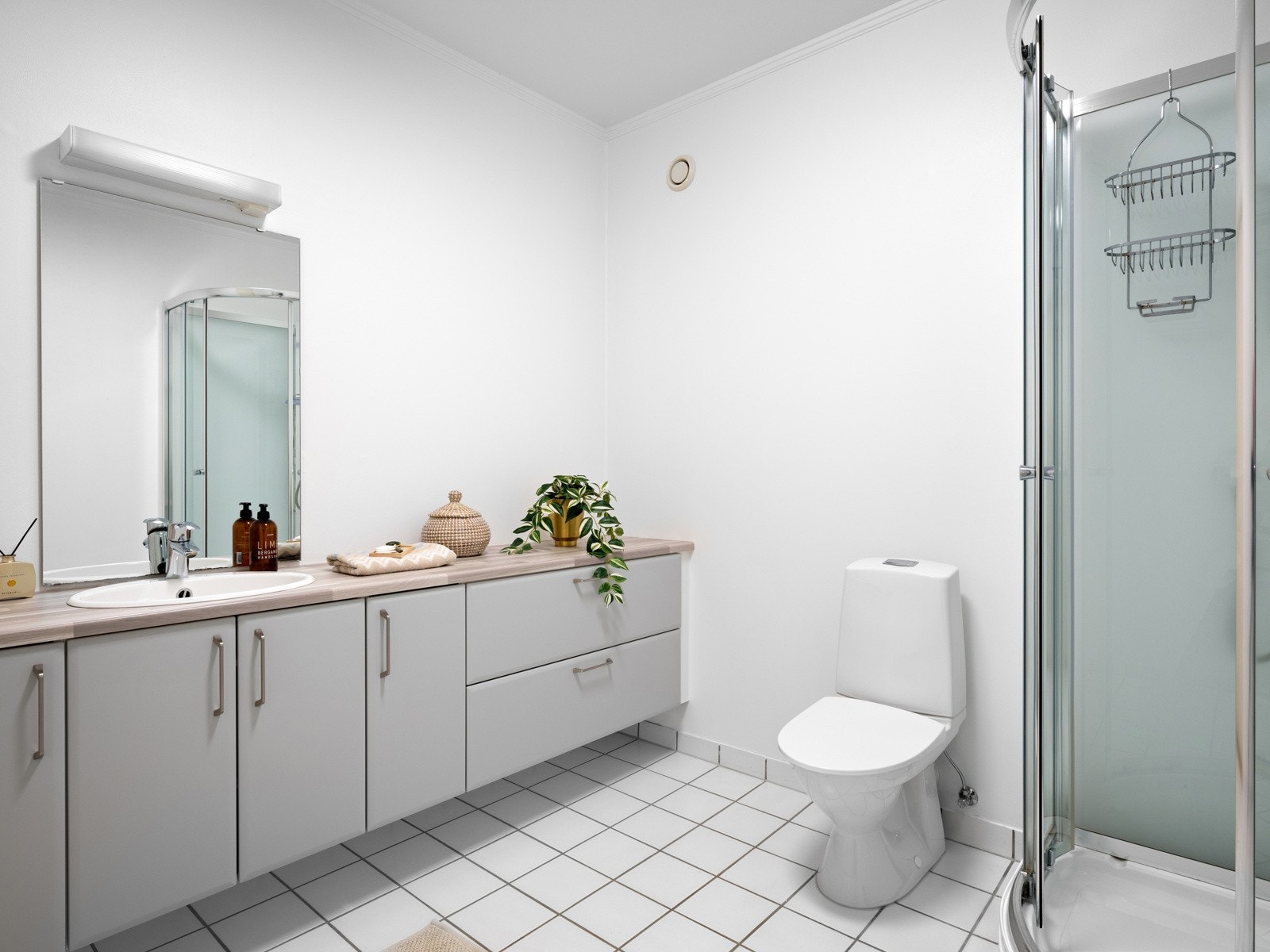 Baderom med fliser og varme i gulvet Galleribilde