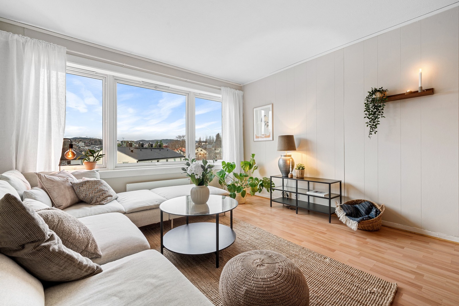 Mye naturlig lysinslipp fra store vindusflater Galleribilde