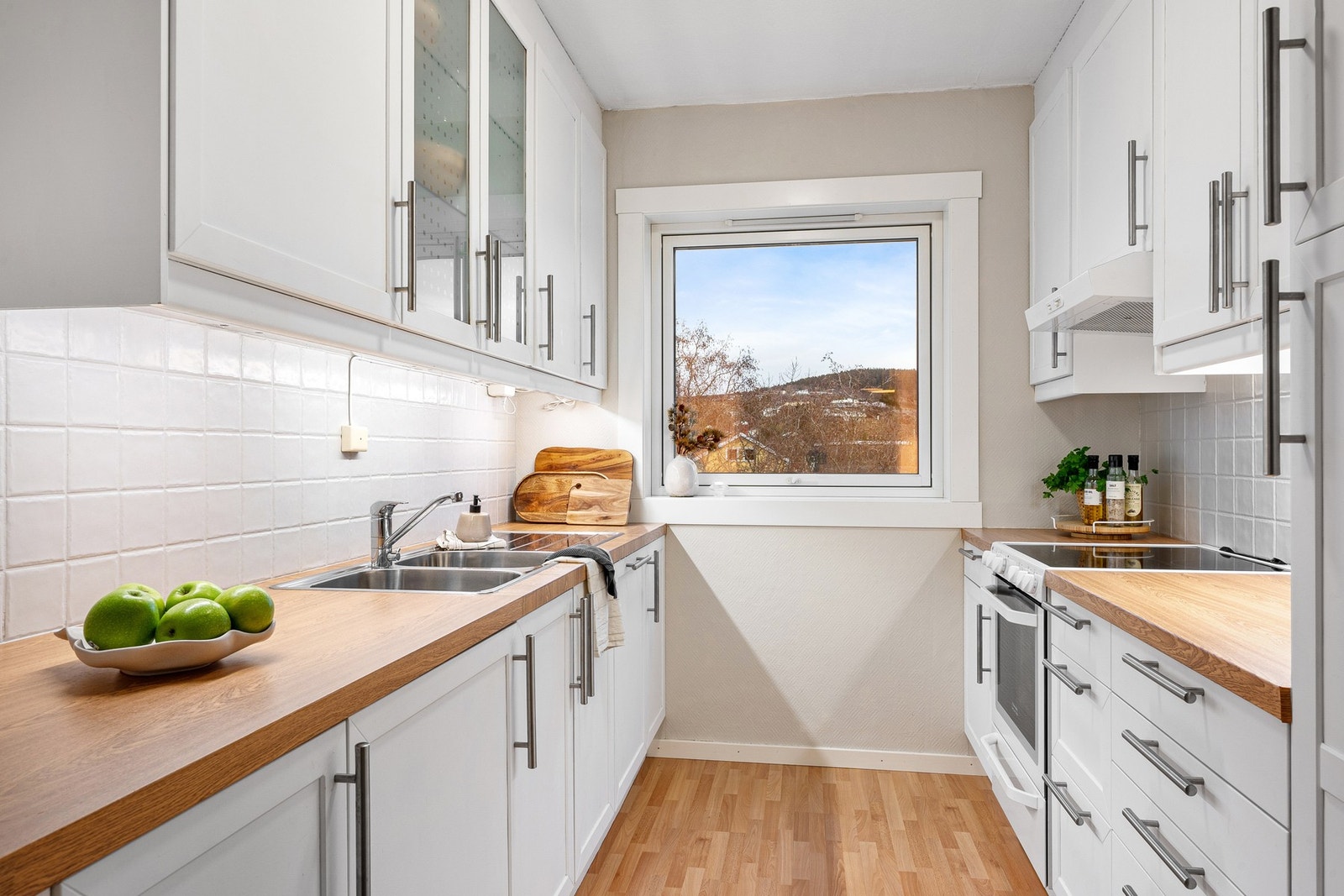 Rikelig med skap- og benkeplass Galleribilde