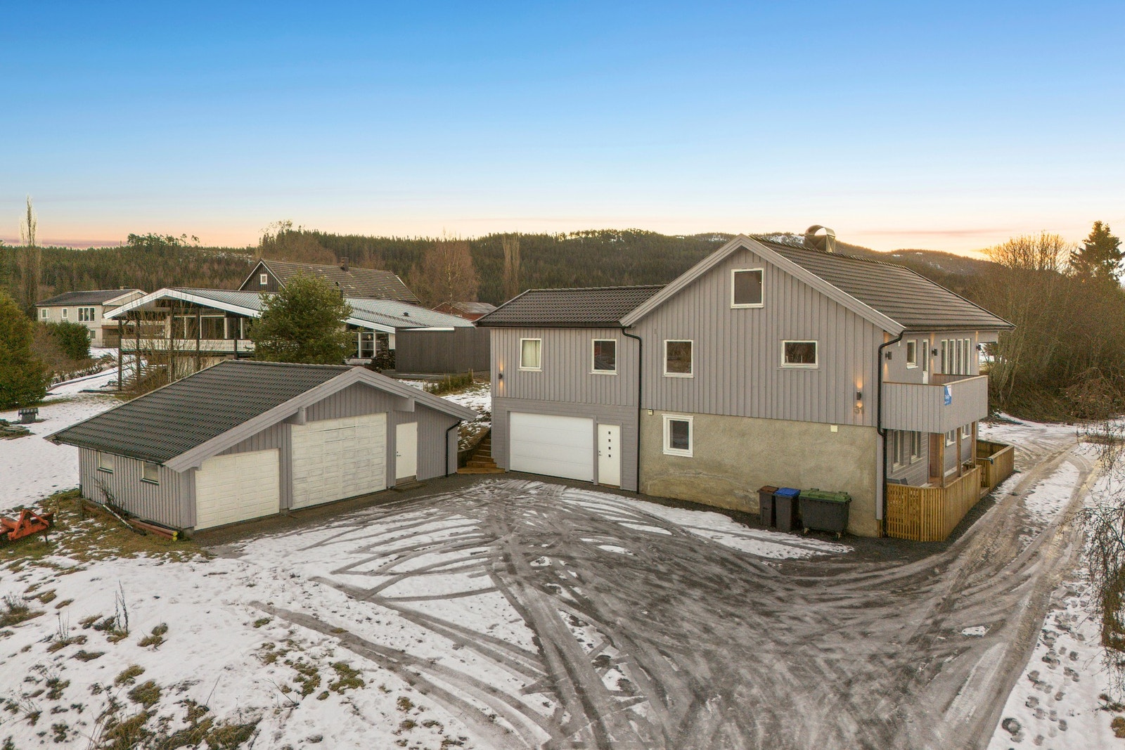 Trivelig enebolig med to utleieenheter og mye garasjeplass. Galleribilde