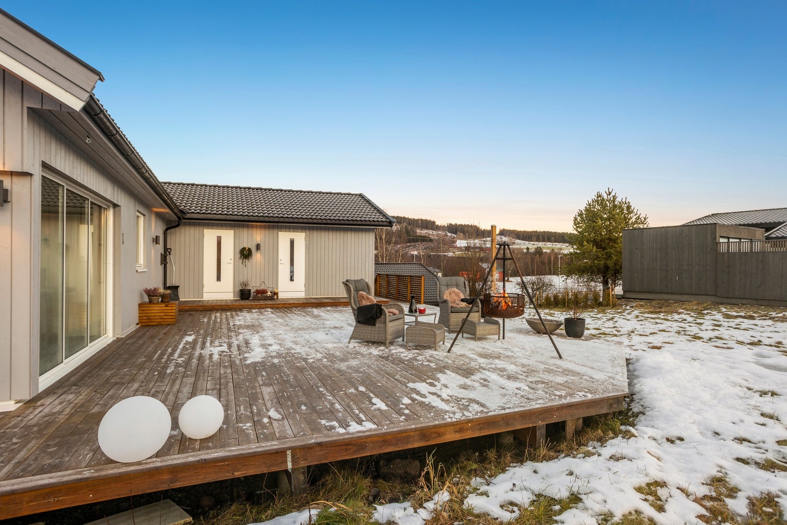 Inngangsparti med separat inngang inn til bod Galleribilde