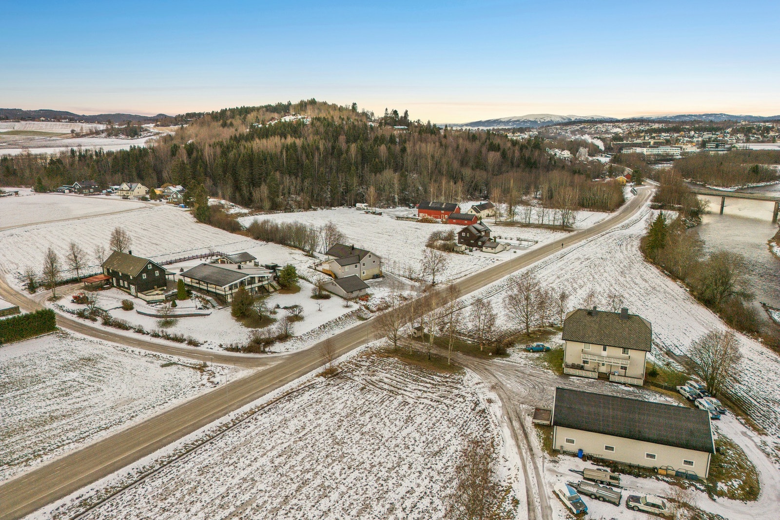 Solrik beliggenhet ved elva Ogna Galleribilde