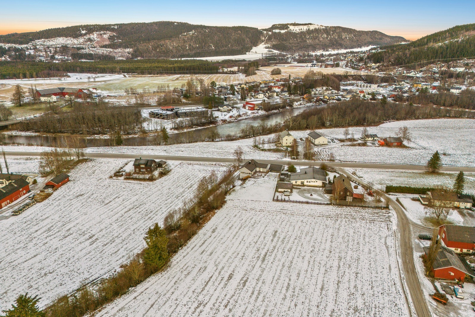 Kort veg til turområder, skoler, idrettsanlegg og butikker på Guldbergaunet. Ca 2 km til sentrum. Galleribilde