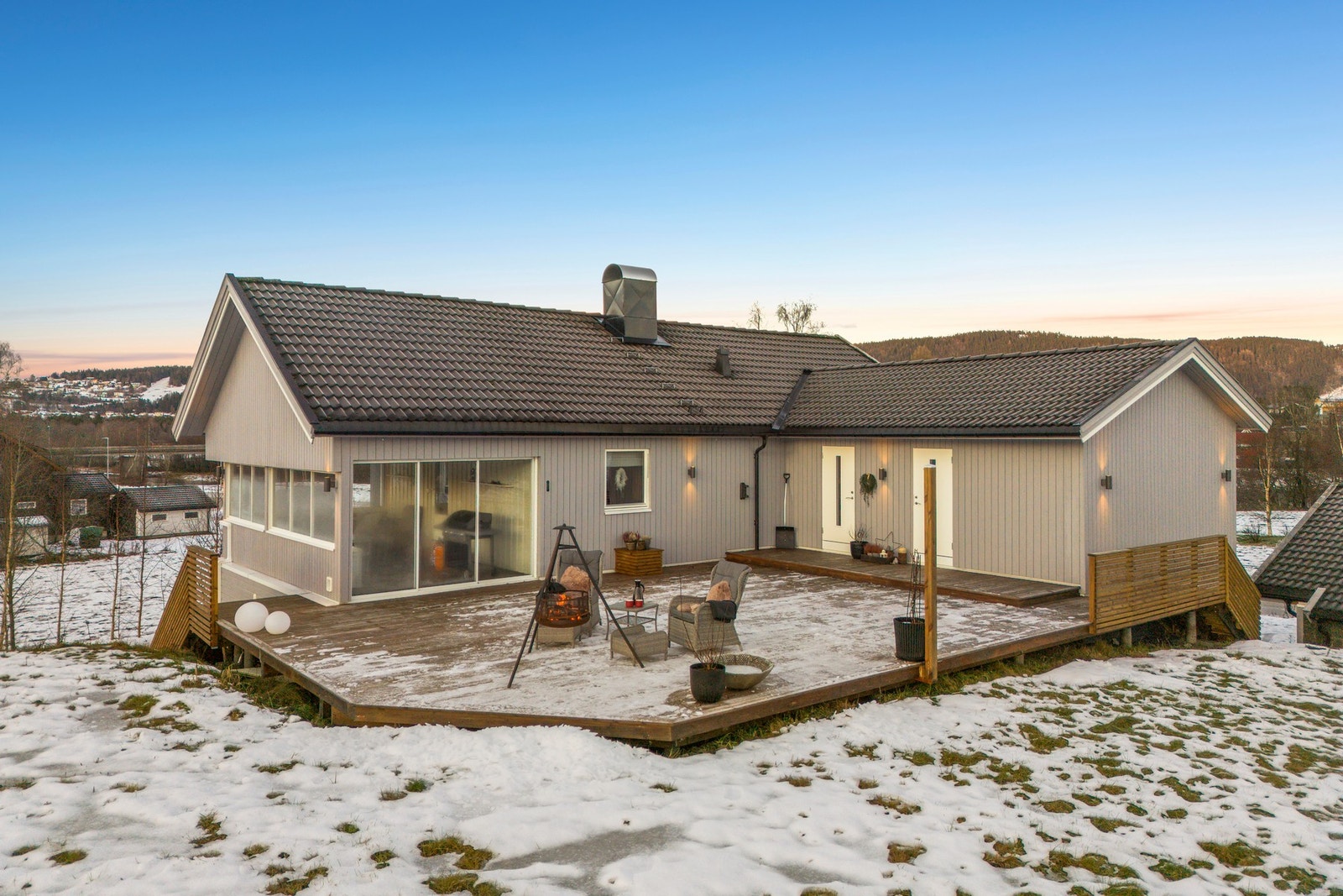 Solrikt uteområde med god plass til det man måtte trenge for å nyte varme sommerdager! Galleribilde