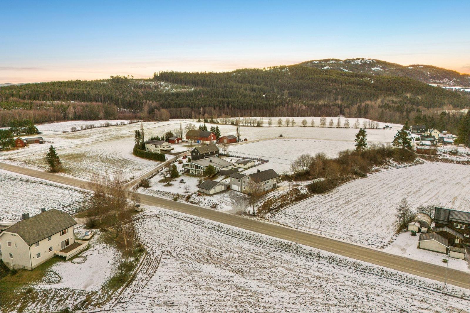 Garasje - 61 kvm, samt to garasjer i underetasje av huset på hhv. 31 kvm og 22 kvm. Galleribilde