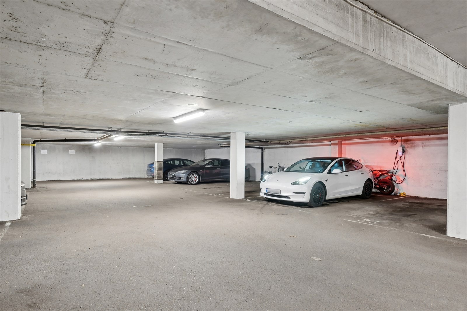 Leiligheten har medfølgende parkeringsplass i garasje (den hvite bilen). Galleribilde