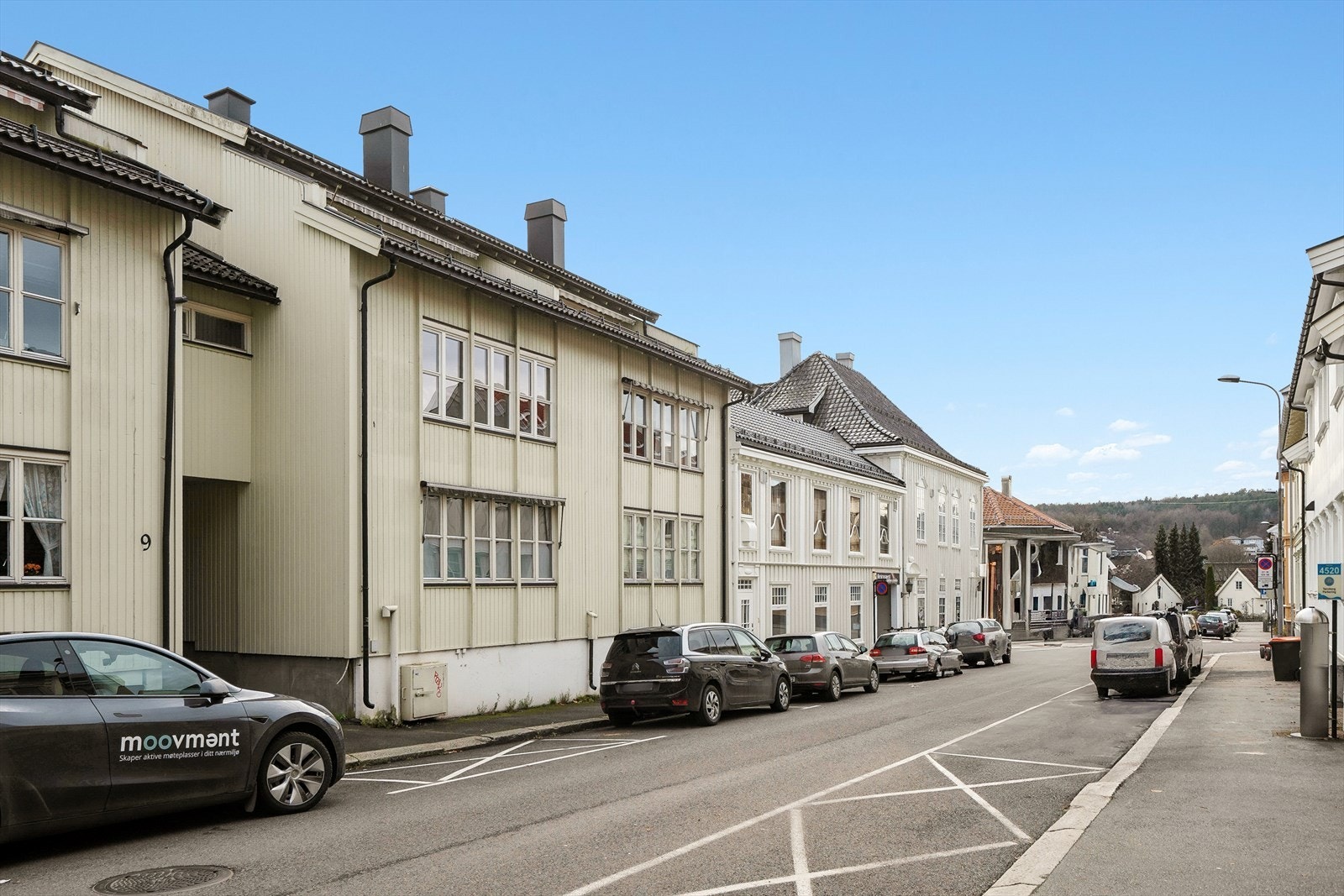 Eiendommen har en flott beliggenhet i et svært sentral område med med gangavstand til det aller meste du måtte trenge i hverdagen. Velkommen til en hyggelig visning! Galleribilde