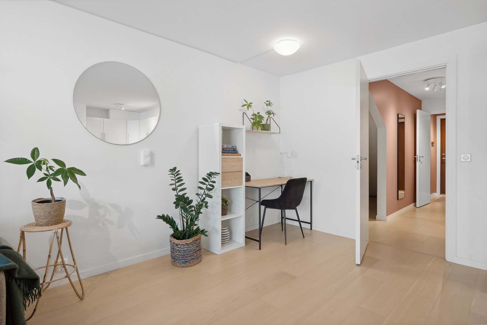 Rommet har godt med plass, og flere møbleringsmuligheter med plass til hjemmekontor. Galleribilde