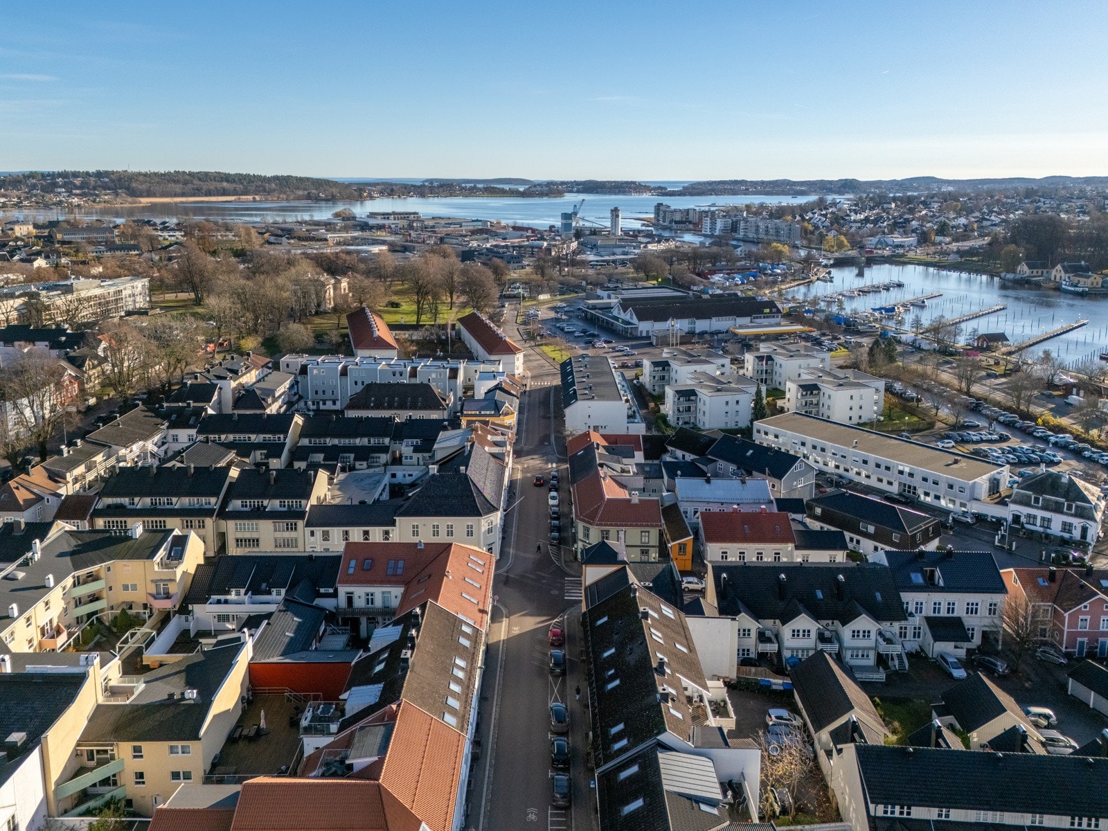 Eiendommen har en flott og sentral beliggenhet i Sørbyen, et vakkert område med sjarmerende trehusbebyggelse i hjertet av Tønsberg sentrum. Galleribilde