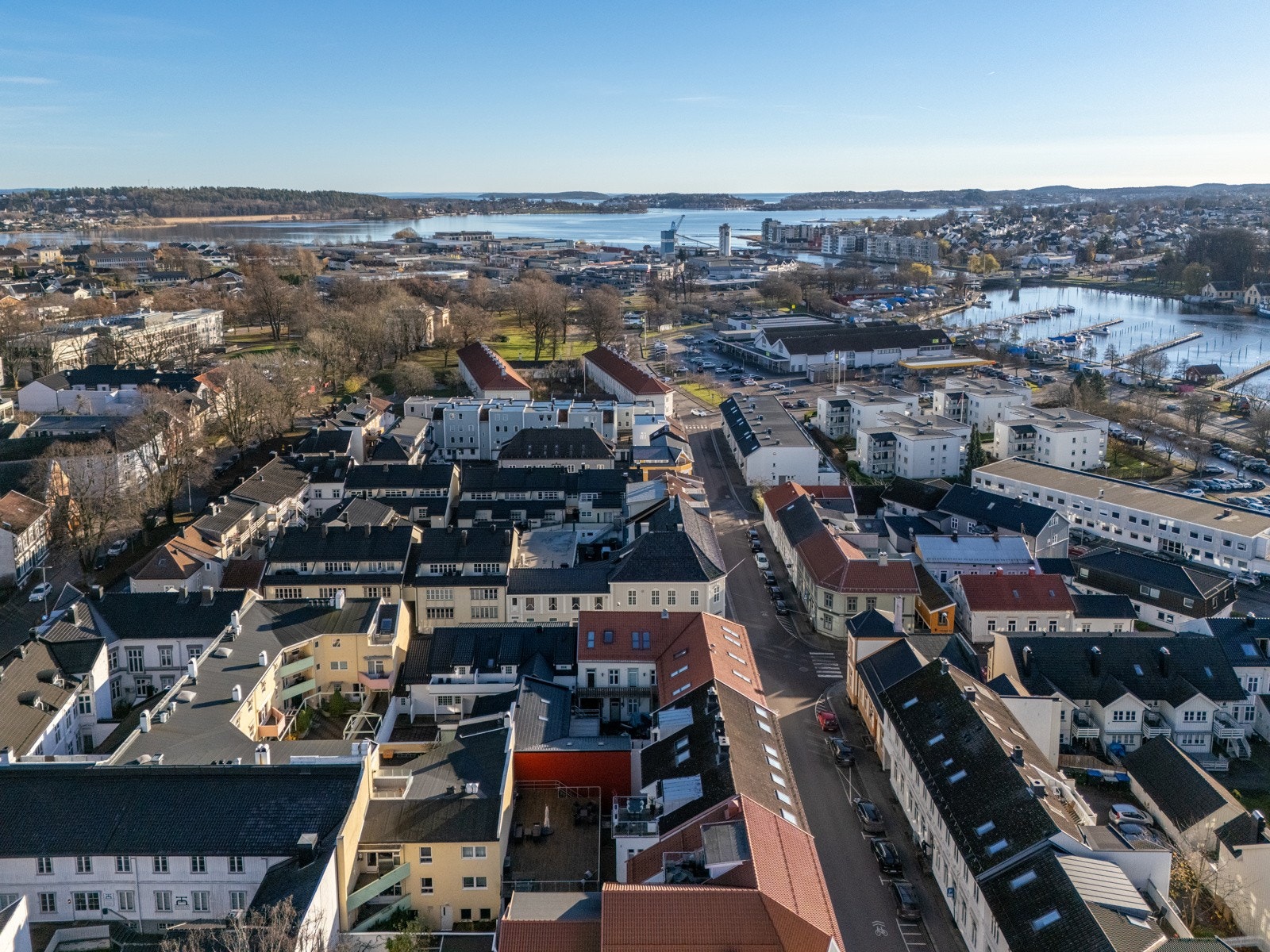 Utenfor døren venter små trange gater, og Tønsberg torg med salgsboder, kaffebarer, bakeri og nisjebutikker. Galleribilde