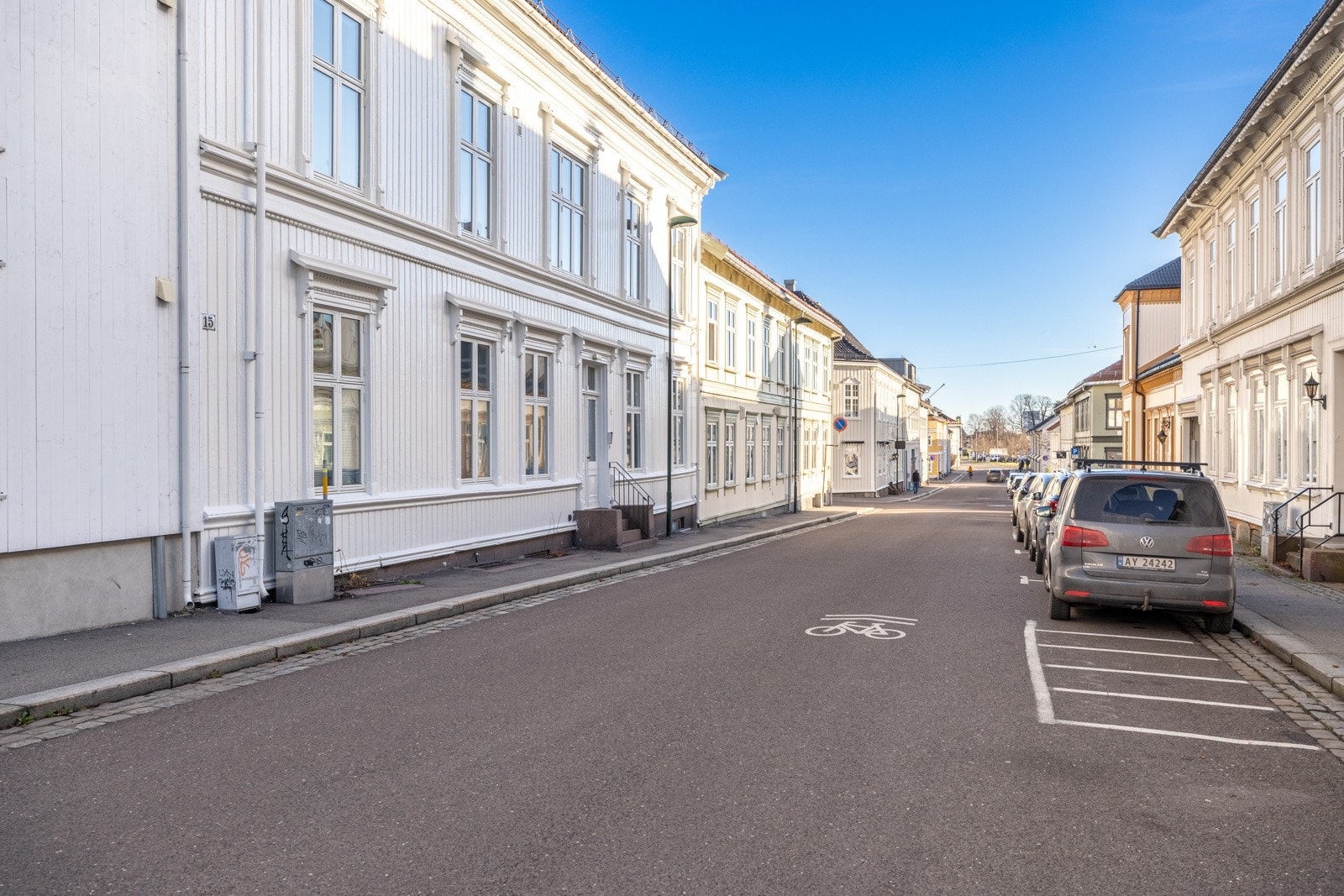 Leiligheten ligger blant sjarmerende trehusbebyggelse, i andre etasje av et bygg fra 1870 hvor det ble etablert nye leiligheter i 2016. Galleribilde