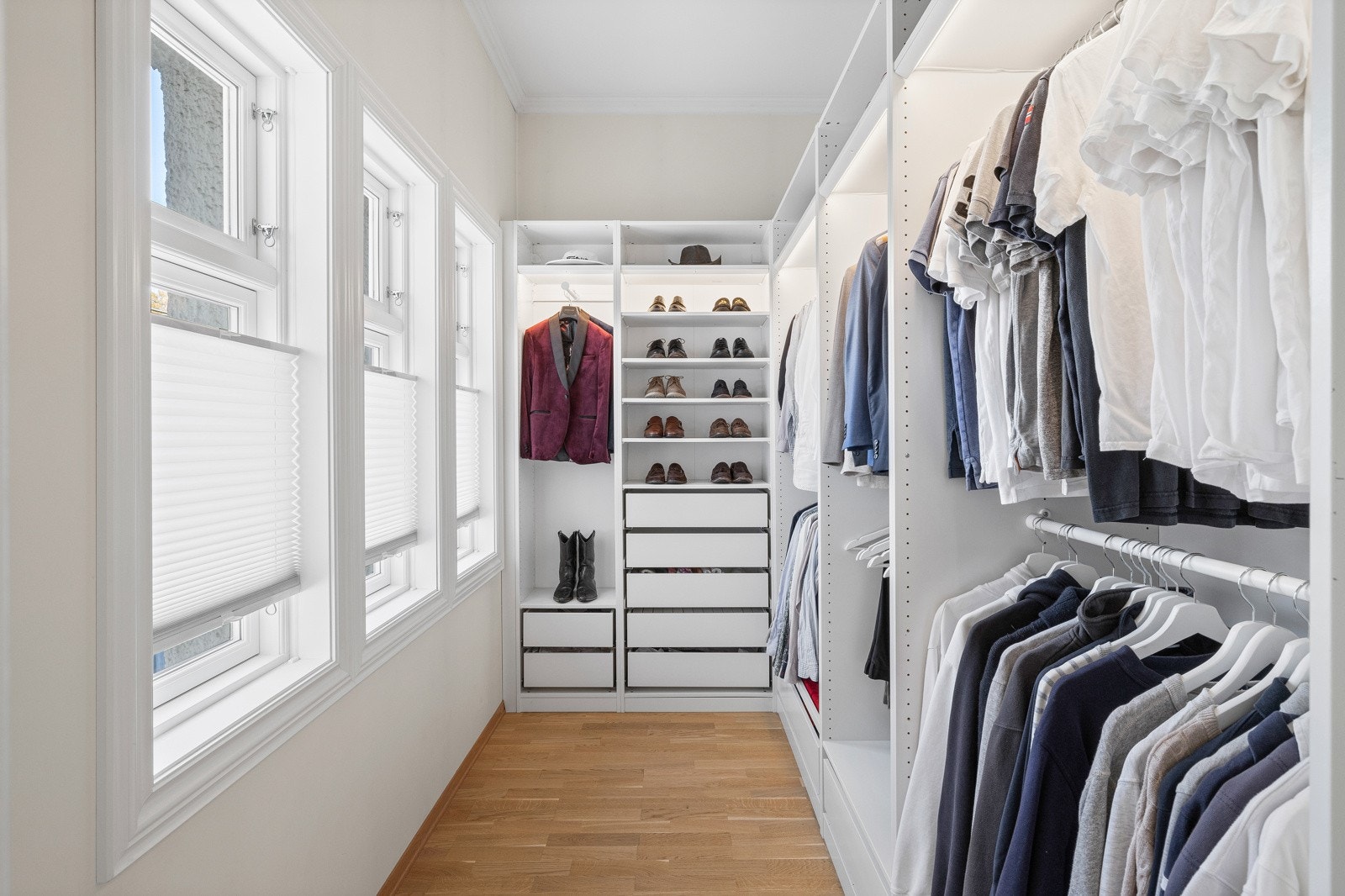 Garderobe tilknyttet hovedsoverommet. Galleribilde