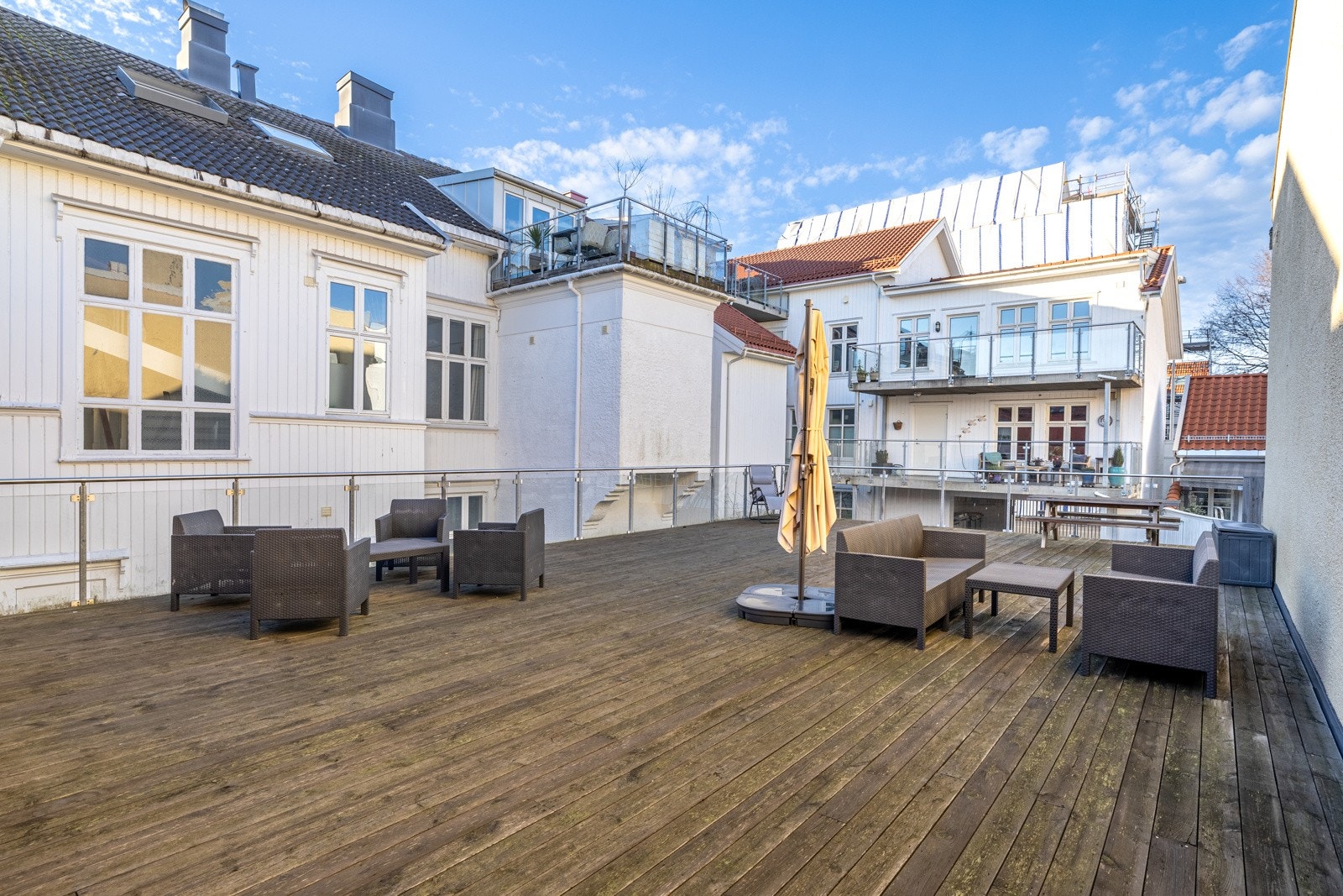 I en rolig bakgård er det en felles terrasse hvor man kan nyte sommerdagene. Galleribilde