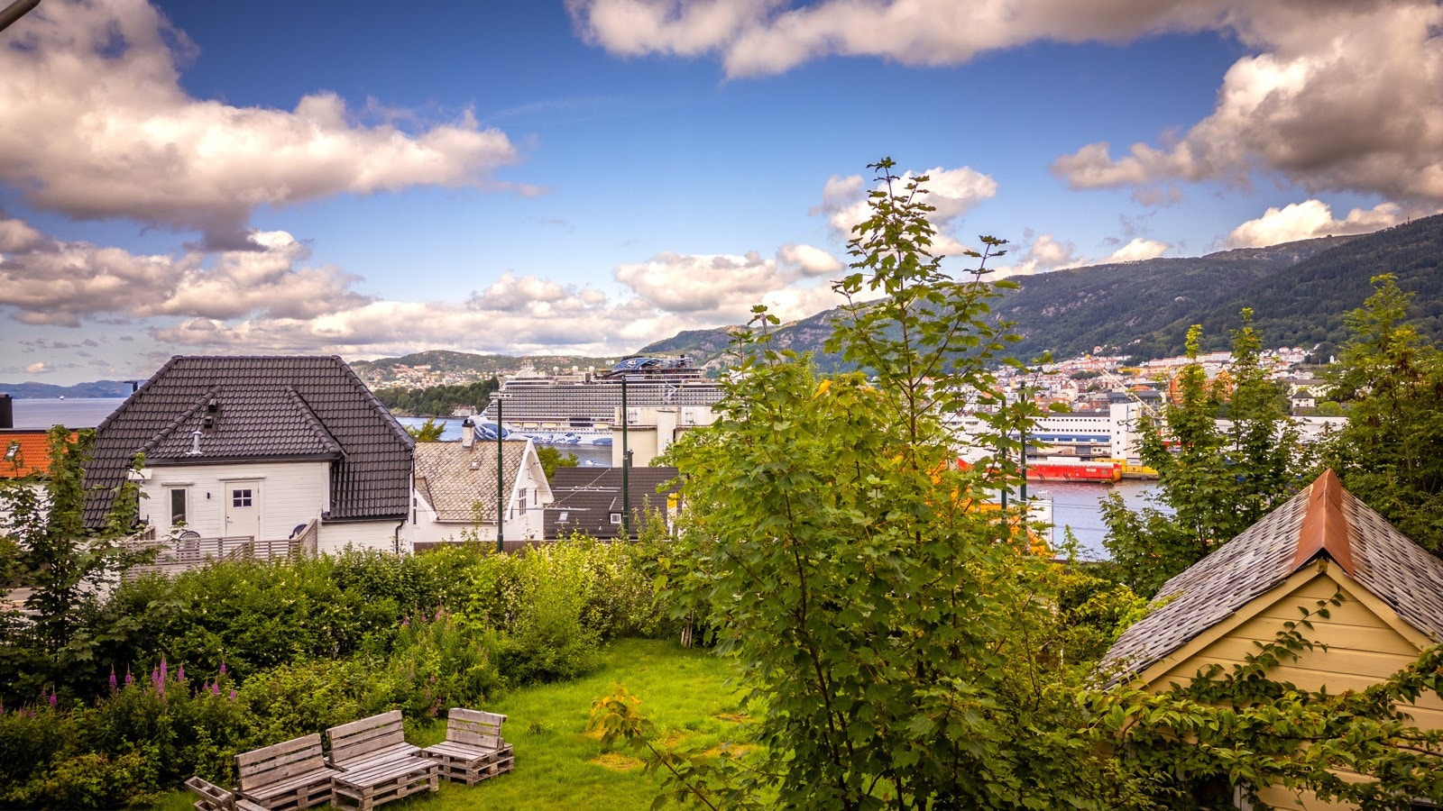 Utsiktsbildene er tatt fra omtrent samme høyde som vindu i andreetasje på nabohuset (Solveien 6) Galleribilde