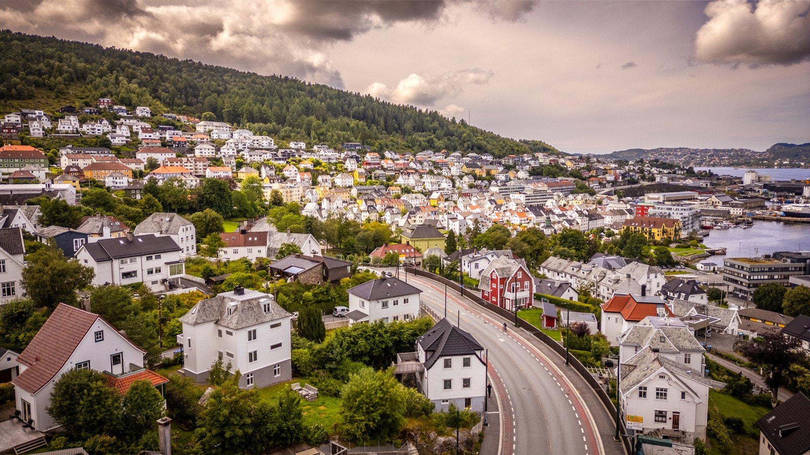 Det er kort vei til Kirkebukten for å bade, mens fine turer i fjell finner du like bak eiendommen Galleribilde