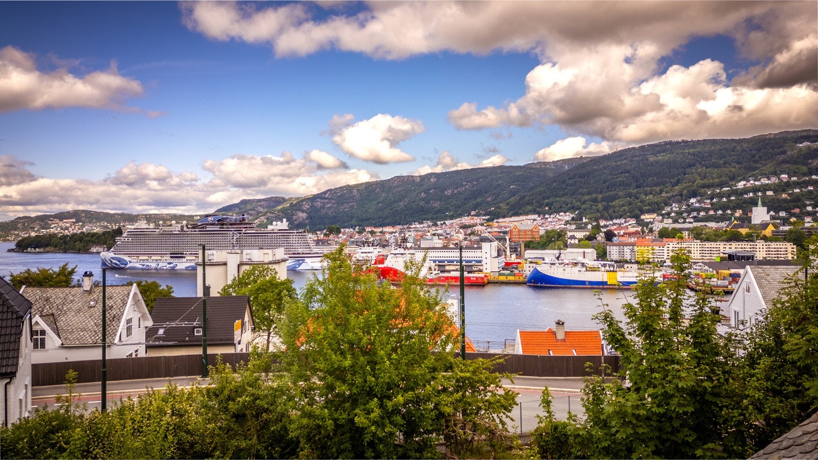 Når du kommer opp i høyden får du utsikt mot Byfjorden og Puddefjorden med både Askøy, sentrum og fjell i bakgrunnen Galleribilde