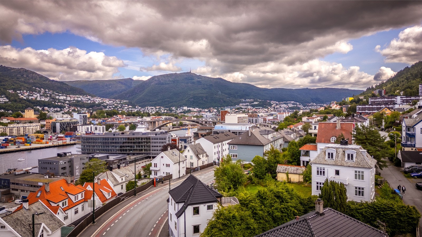 Tomten grenser til offentlig vei hvor det ligger offentlig vann- og avløp Galleribilde