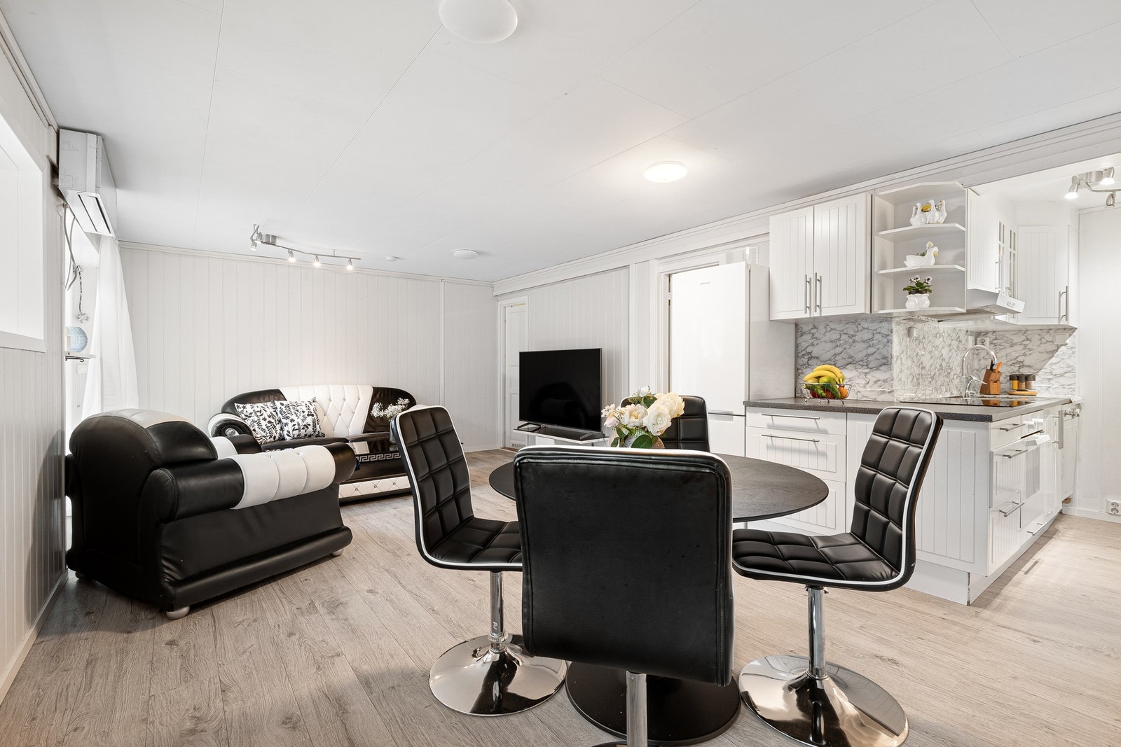 Stue/kjøkken på 30,5 kvm gjør at du kan dele inn stua i soner. Galleribilde