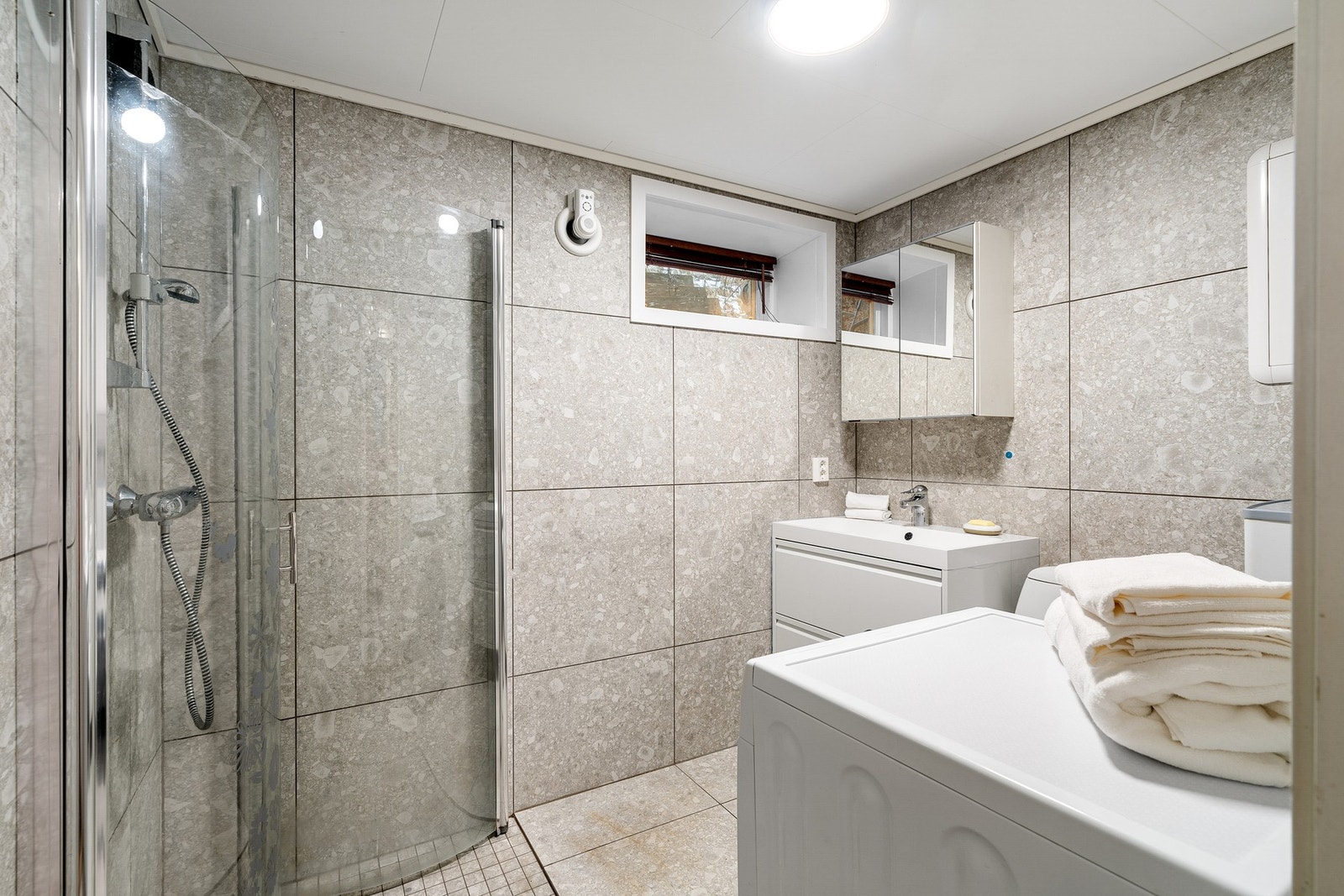 Bad på 4,5 kvm med store fliser og gulvvarme. Galleribilde