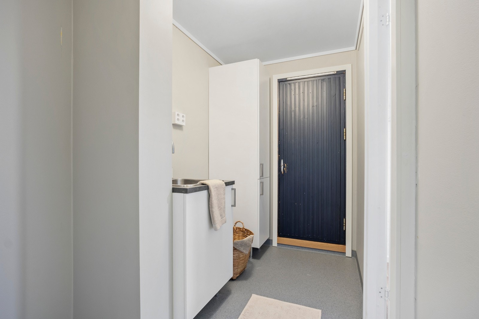 Vaskerom med tilkomst fra gang/entré, her får du videre tilgang til kjøkken og tørkerom. Galleribilde