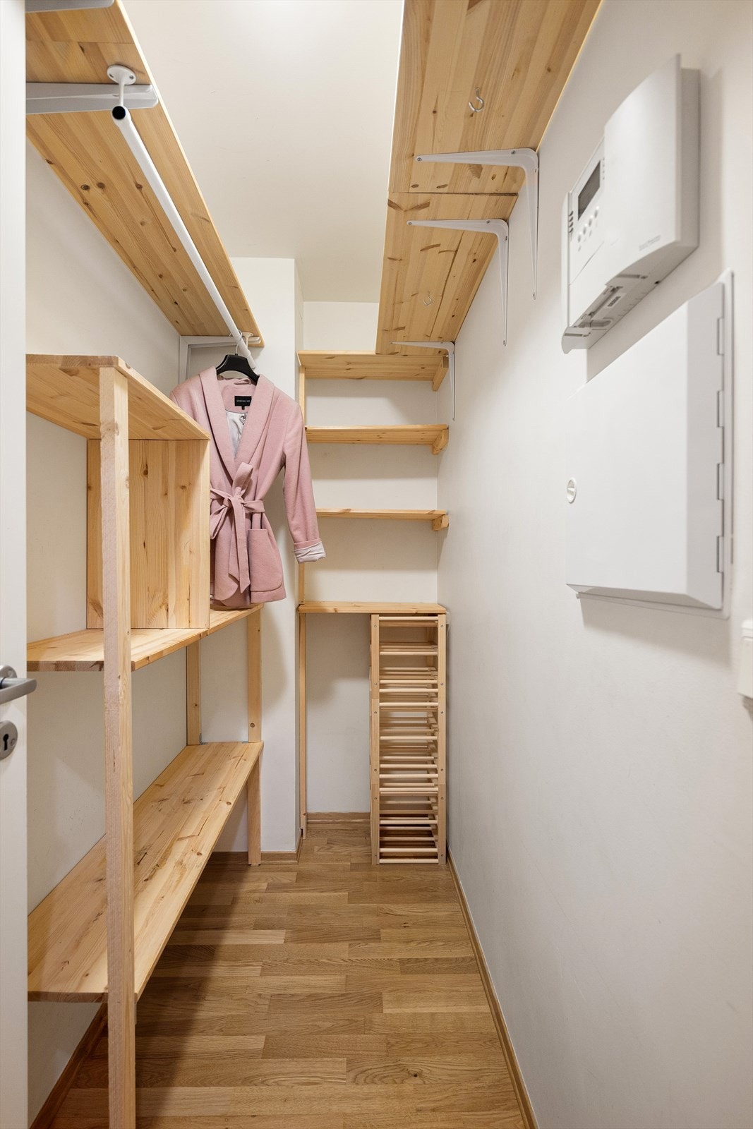 Stor bod med praktisk innredning for oppbevaring Galleribilde