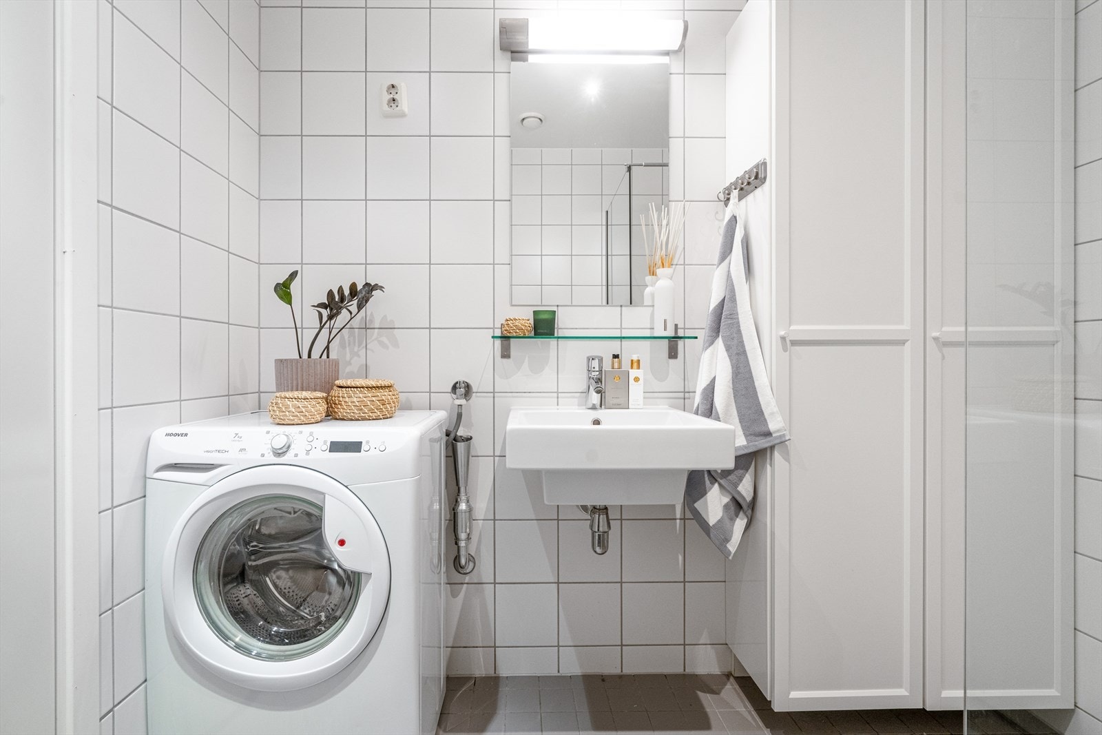 Flislagt bad med gulvvarme, opplegg til vaskemaskin og mye skapplass Galleribilde