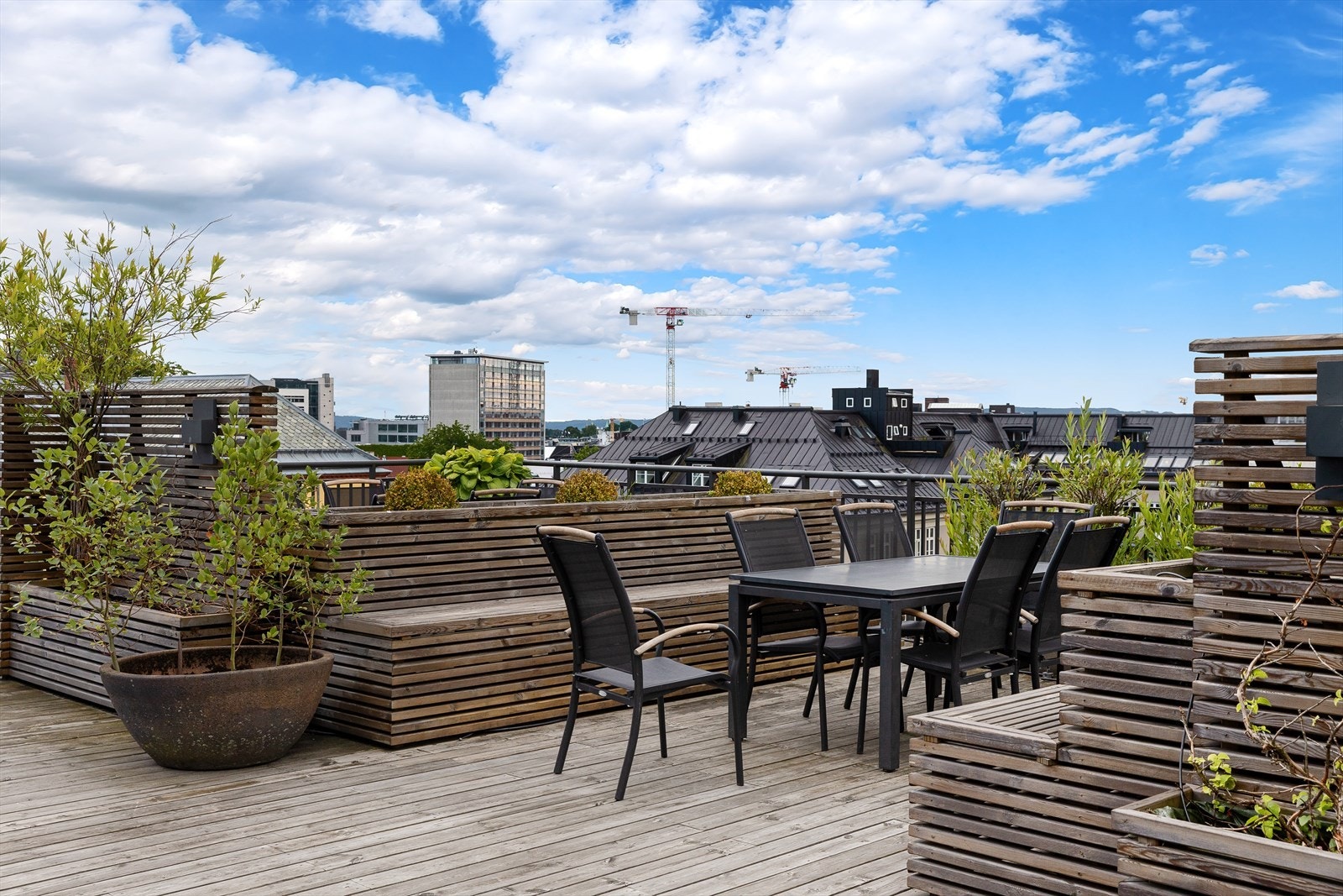 (Bildet er fra 2020) Dette er takterrassen til Pilestredet park 13, inngang til 12B. Det er også er toalett inne og et tekjøkken inne Galleribilde