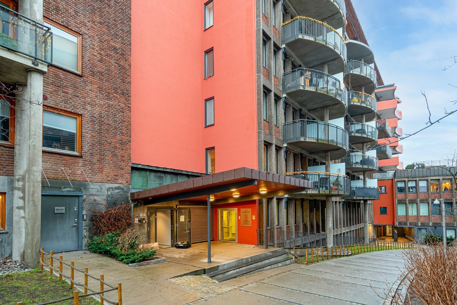 Fasade - bygget ligger skjermet, helt uten biltrafikk Galleribilde