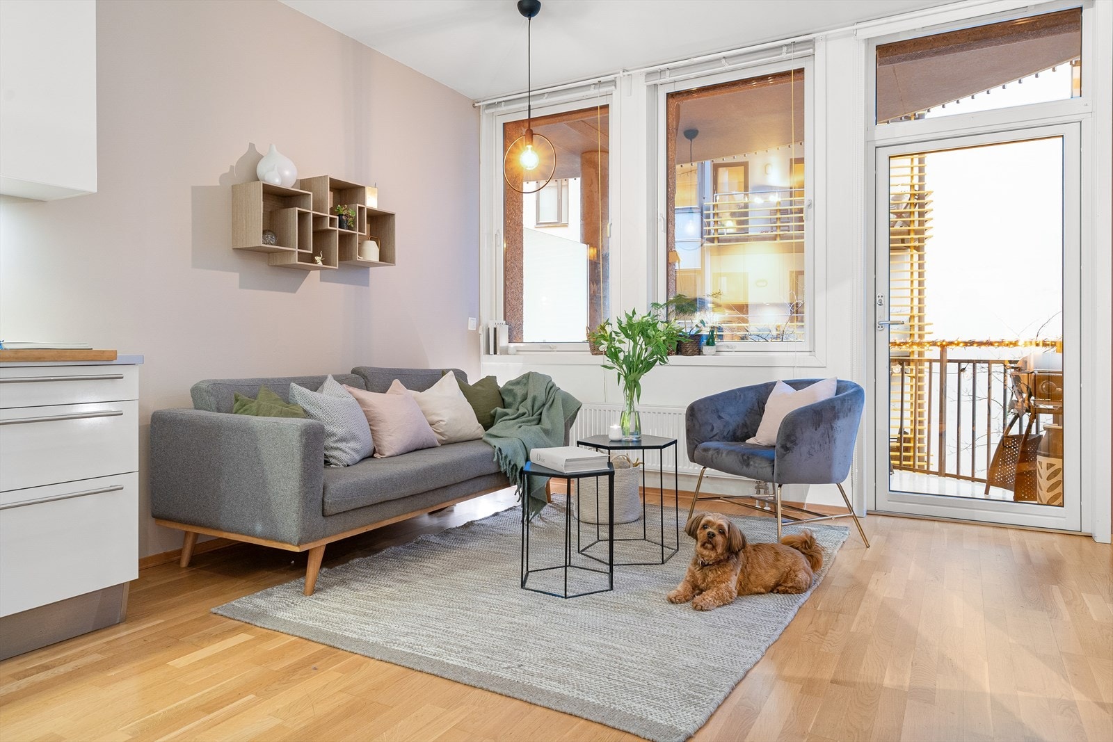 Åpen stue- og kjøkkenløsning med adkomst til balkong Galleribilde