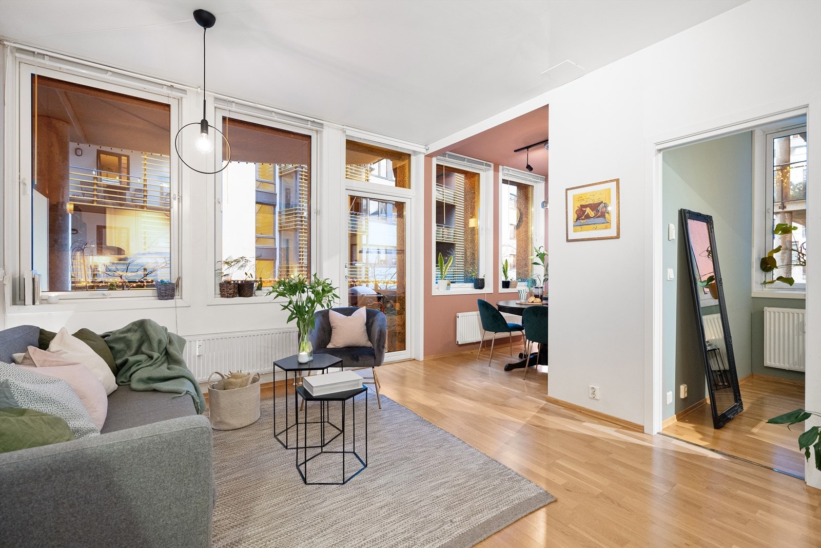 Her er det god plass til både "sofahjørne" og spisebord Galleribilde