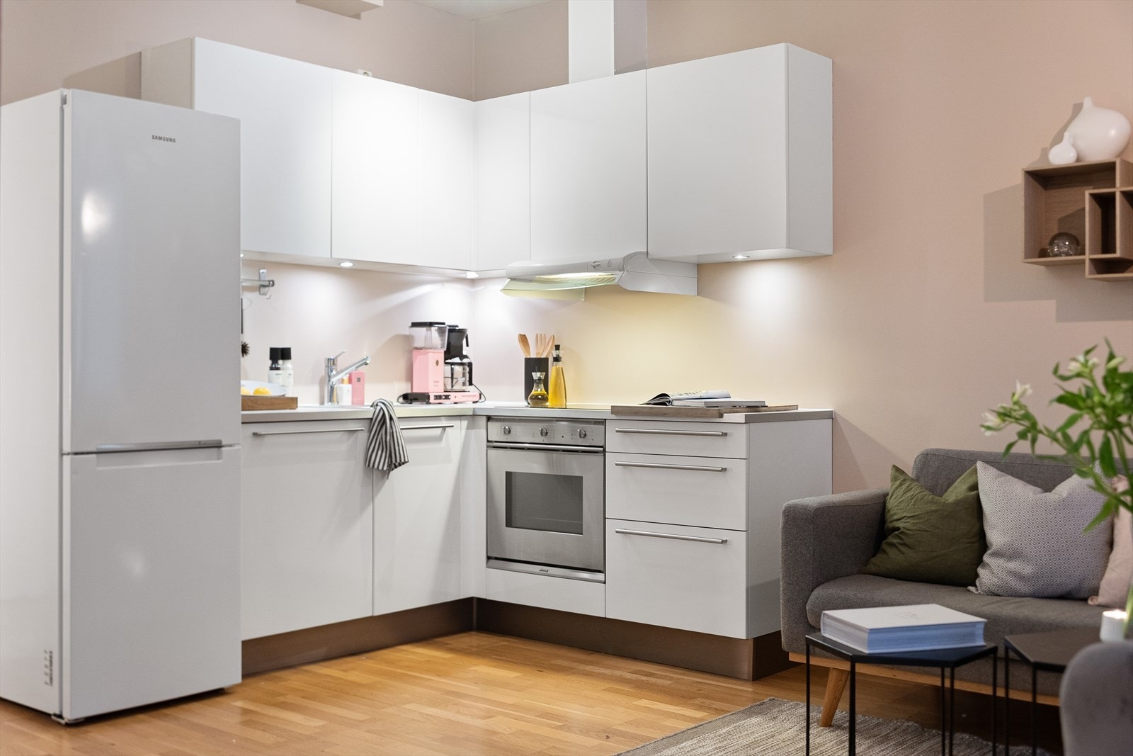 Pent kjøkken med hvite fronter og benkeplate i laminat Galleribilde