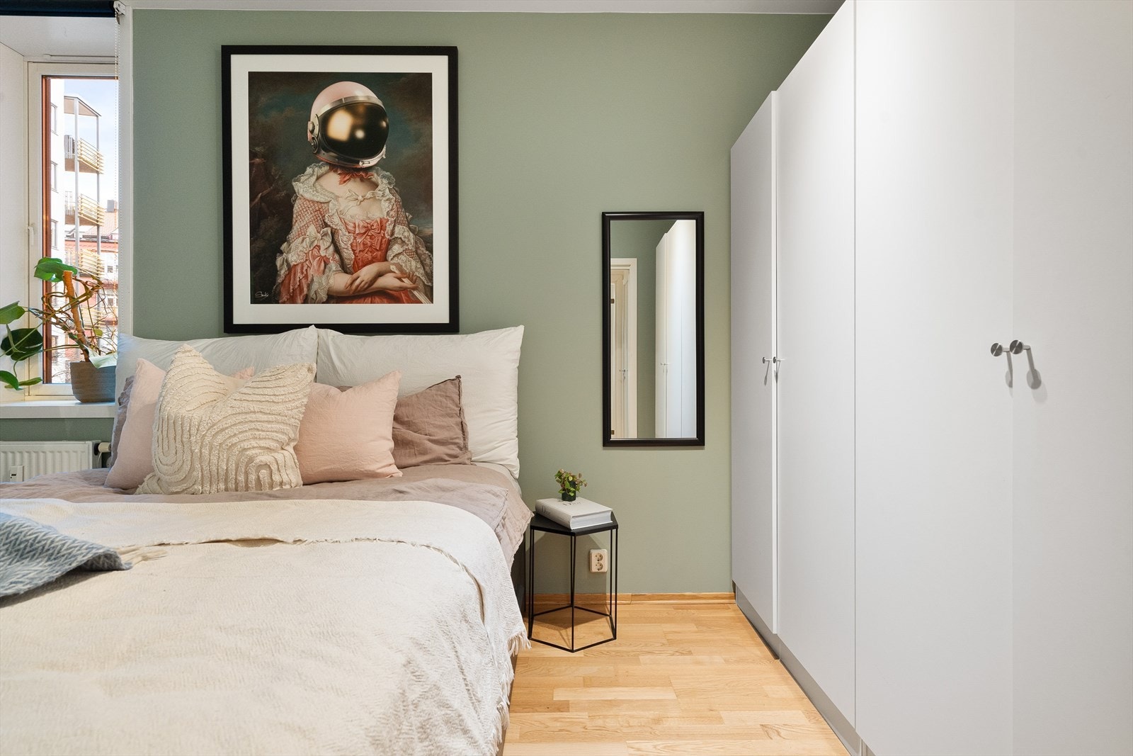 Rommet er malt i en behagelig grønnfarge som gir en god romfølelse Galleribilde