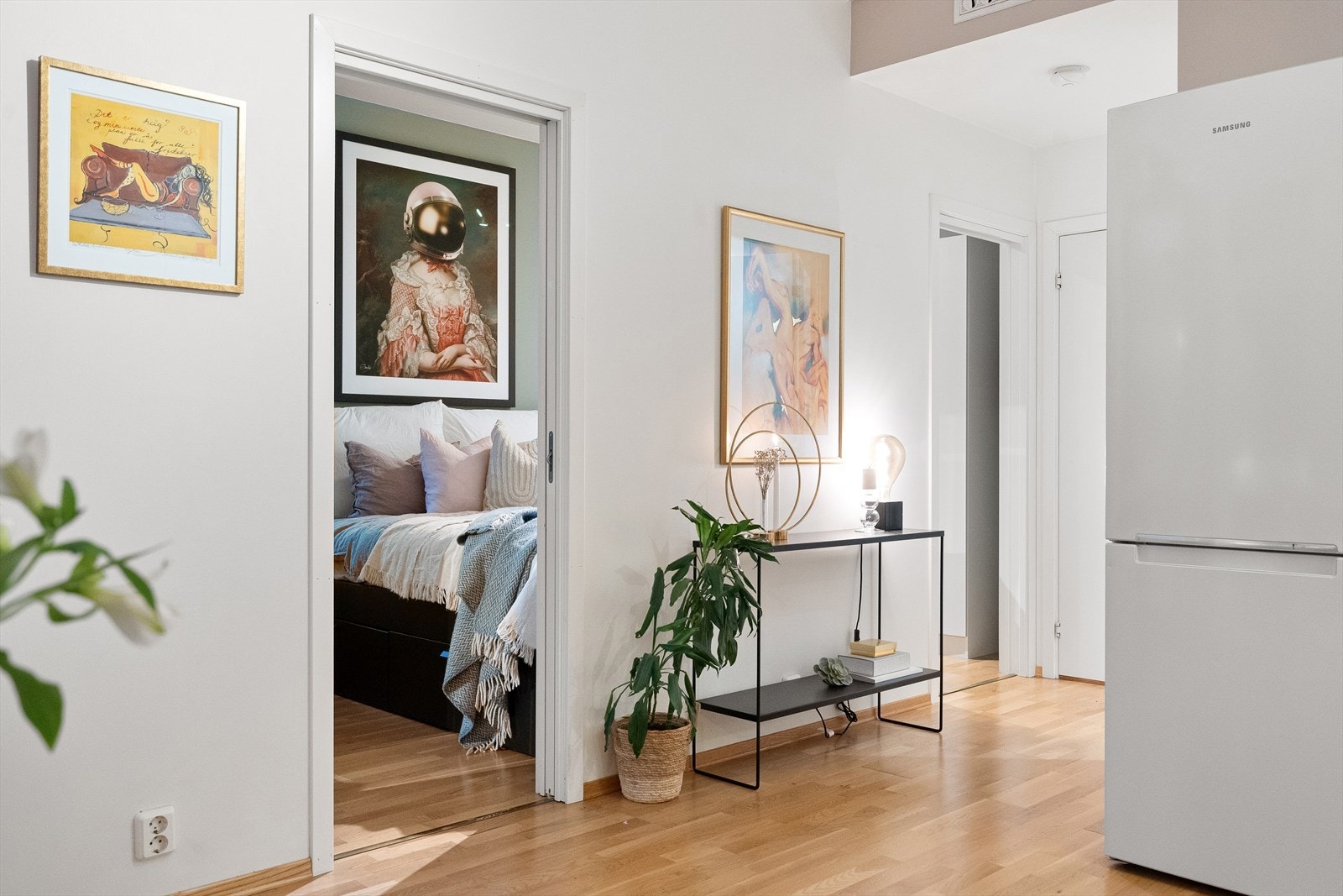 Fra stue/kjøkken er det adkomst til soverommet Galleribilde