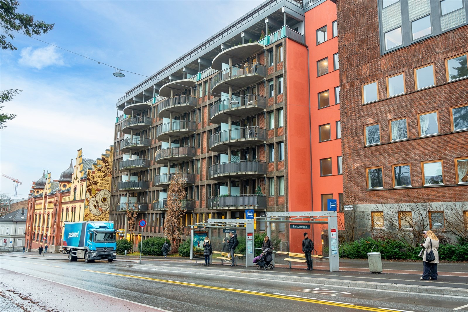 Ullevålsveien med bussstopp for nr. 37 som enkelt tar deg til sentrum og videre mot Helsfyr i den ene retningen, og Nydalen i den andre retningen. Galleribilde